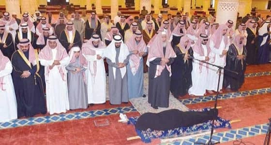 وكيل محافظ الخرج يؤدي صلاة الميت على " القحطاني "