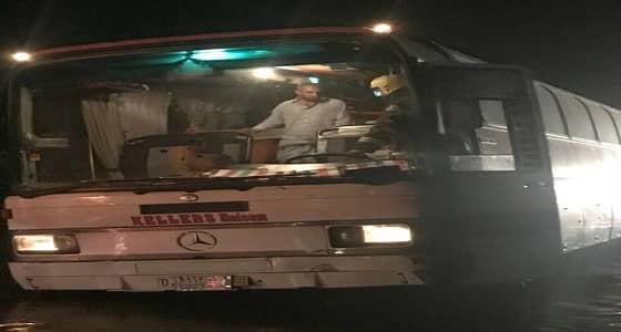 الدفاع المدني ينقذ 50 راكب احتجزتهم السيول في " وادي تربة "