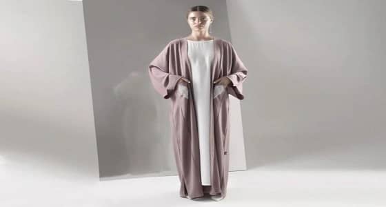 مصممة عباءات: إقبال كبير على سوق عباءات السفر الملونة