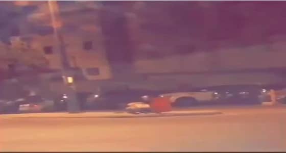 بالفيديو.. عامل نظافة يقيم الليل في الشارع