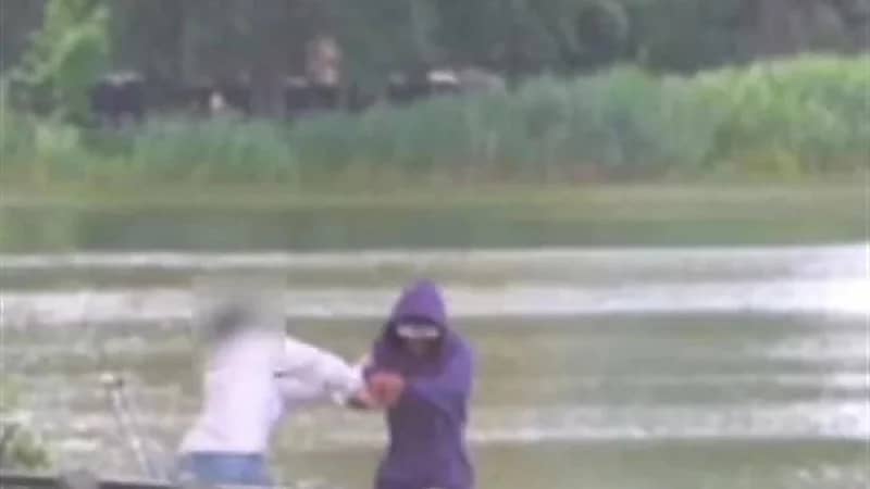 بالفيديو.. لص يلكم سيدة معاقة ويسرق هاتفها في وضح النهار