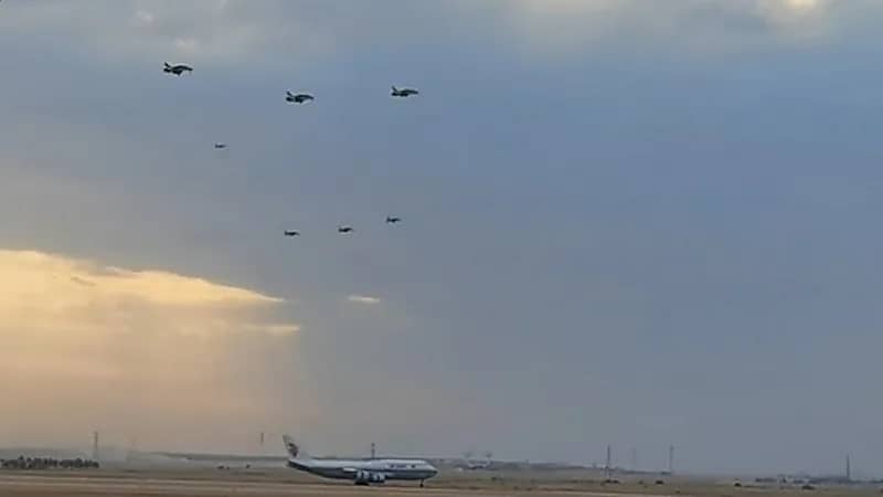 شاهد..المقاتلات السعودية ترافق طائرة الرئيس الصيني لدى هبوطها في الرياض