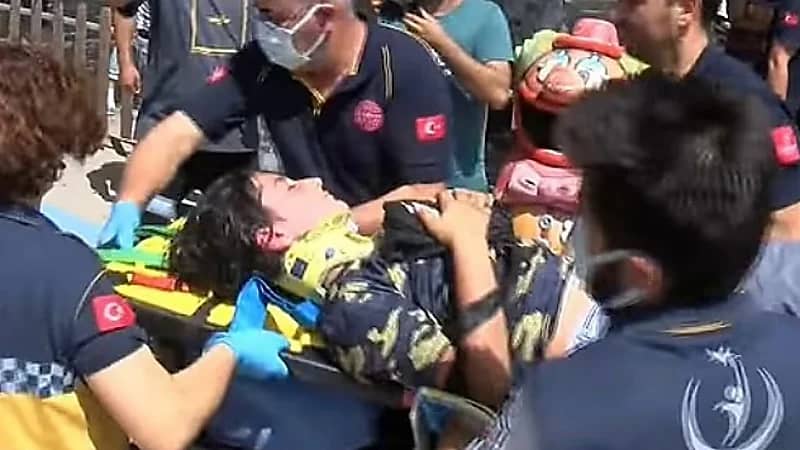 شاهد.. سقوط لعبة عملاقة في متنزه ترفيهي