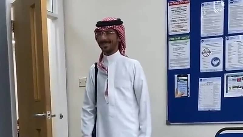 طالب مغترب يوثق إعجاب المعلمين بالثوب والشماغ .. فيديو