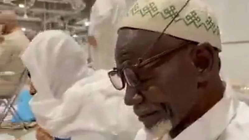 تفاعل لافت مع مسن باع بيته لأداء مناسك العمرة