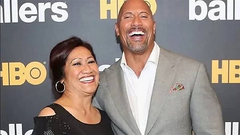 بالفيديو.. المصارع "ذا روك" يهدي والدته سيارة كاديلاك الفارهة