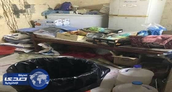 بالصور ..ضبط عمالة إفريقية تعدّ العصائر في سكن مهجور بمحافظة بارق