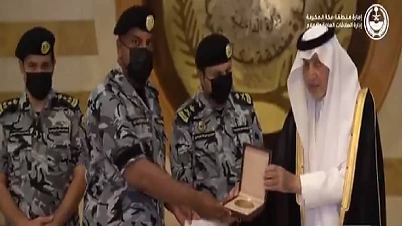 بالفيديو.. أمير مكة يكرم الجندي فايز الغامدي نظير موقفه الإنساني مع "معتمر"