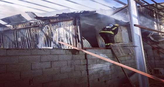 بالصور.. إخماد حريق بمستودع أثاث في نجران