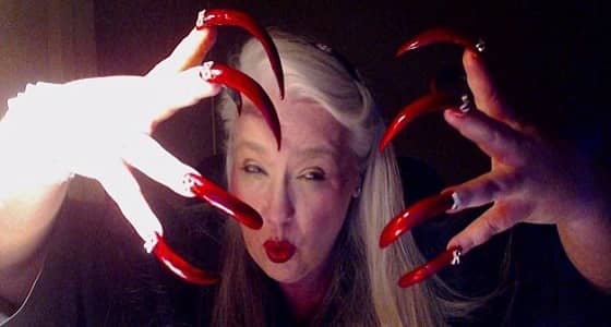 بالصور.. سيدة تترك عملها لتربية أظافرها