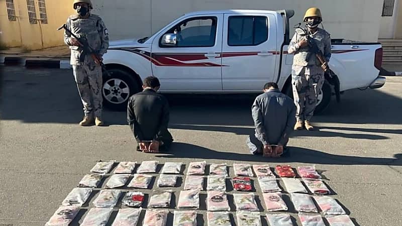 القبض على شخصين بحوزتهما مادة الحشيش المخدر في عسير