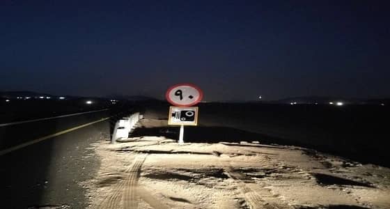 تركيب لوحات تحذيرية على طريق " العكيشية – الخواجات "