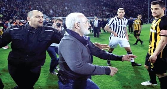 بعد اقتحامه الملعب بمسدس.. حظر دخول رئيس نادي الملاعب لـ3 سنوات