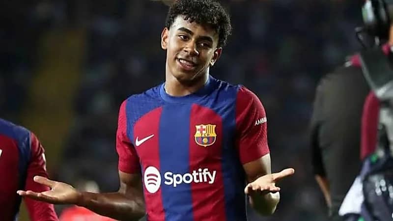 فيديو مسرب لوالد يامال بقميص الريال يُشعل غضب جماهير برشلونة .. فيديو