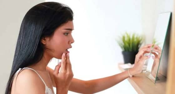 أخصائية نفسية: علاقة المرأة بمرآتها تكشف عن نظرتها لنفسها