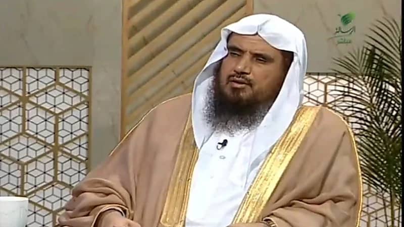 "الخثلان" يوضح حكم الشرب والأكل باليد الشمال