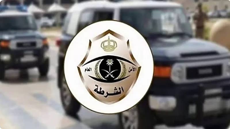 الإطاحة بـ 3 رجال أحدهم تنكر بالزي الوطني لممارسة التسول.. فيديو