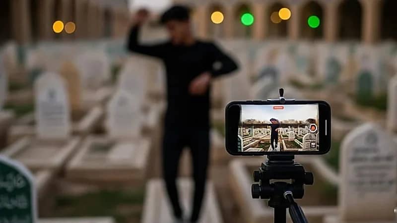 شاب يرقص بين القبور ويشعل غضب العراقيين