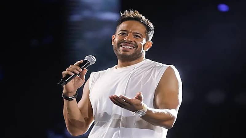 حماقي يشعل حماس جمهوره في حفله الغنائي 