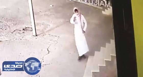 بالصور.. حيلة لص للهروب من كاميرا مراقبة في الكويت