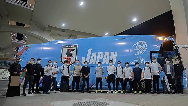 بالصور.. ‏بعثة المنتخب الياباني تصل إلى جدة لمواجهة الأخضر