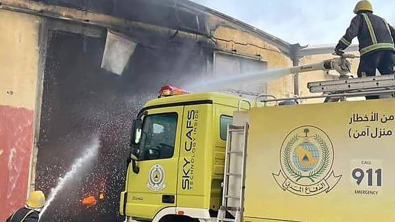 إخماد حريق اندلع في ورشتين بالرياض.. صور