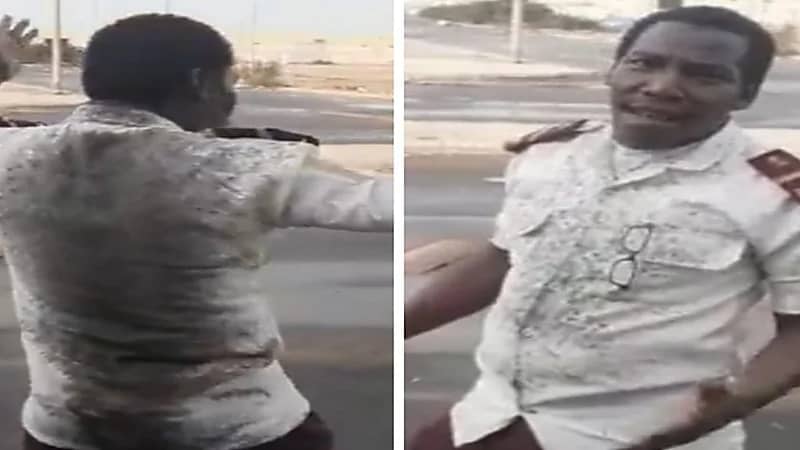 شاهد.. قائد مركبة يلطخ ملابس حارس أمن بالماء والطين