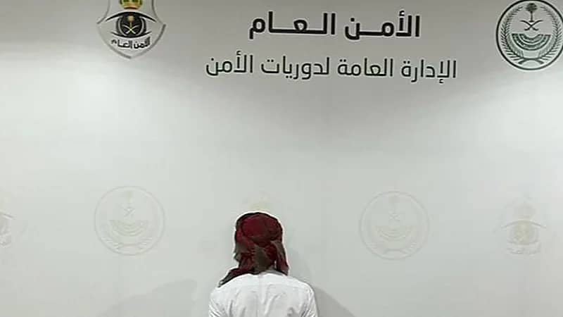 القبض على مواطن بحوزته (341) قرصًا خاضعًا لتنظيم التداول الطبي وسلاح ناري بعسير