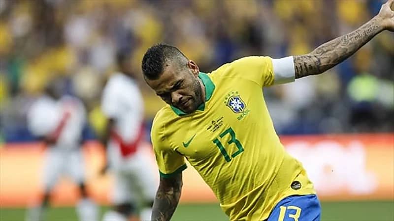 برشلونة يحدد موقفه من عودة البرازيلي داني ألفيس