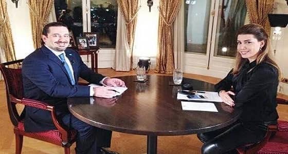 بالفيديو.. مذيعة لبنانية تتحدث من أمام منزل " الحريري " بالرياض