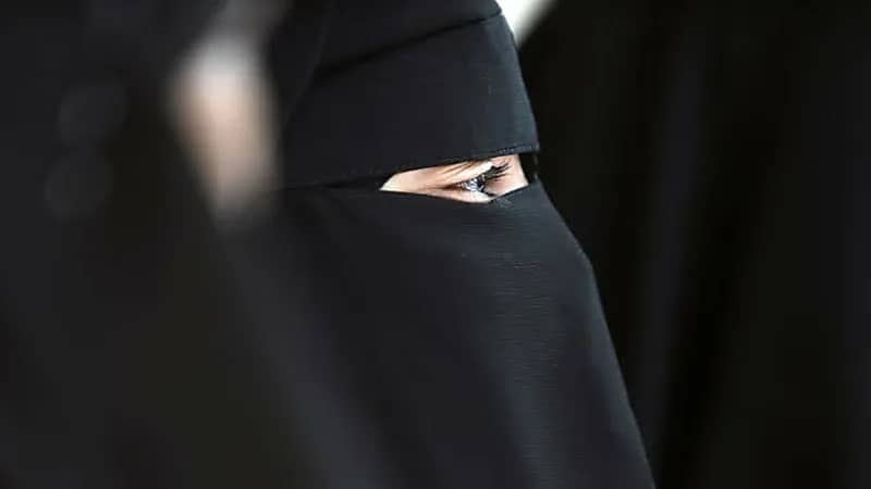 مصير امرأة خليجية نشرت أفلامًا إباحية لها مع زوجها دون علمه 