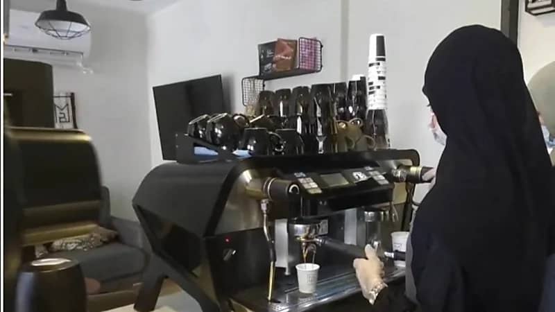 شركات تجبر موظفيها على الوقوف قدماً طوال ساعات عملهم.. فيديو