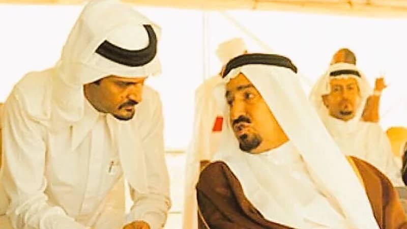 صورة تاريخية موثقة للأمير سعود الفيصل وهو ينصت بحرص لحديث الملك خالد