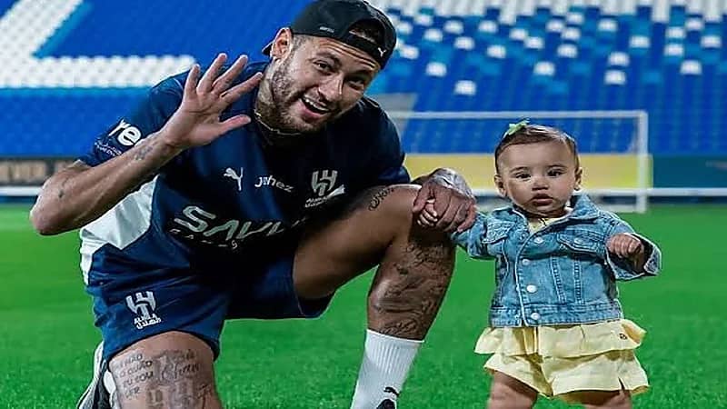 نيمار يقضي وقتاً ممتعاً مع ابنته مافي.. فيديو