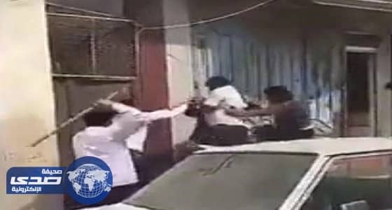 بالفيديو.. مضاربة دامية بالعصي والسواطير بين هنود وباكستانيين في جدة