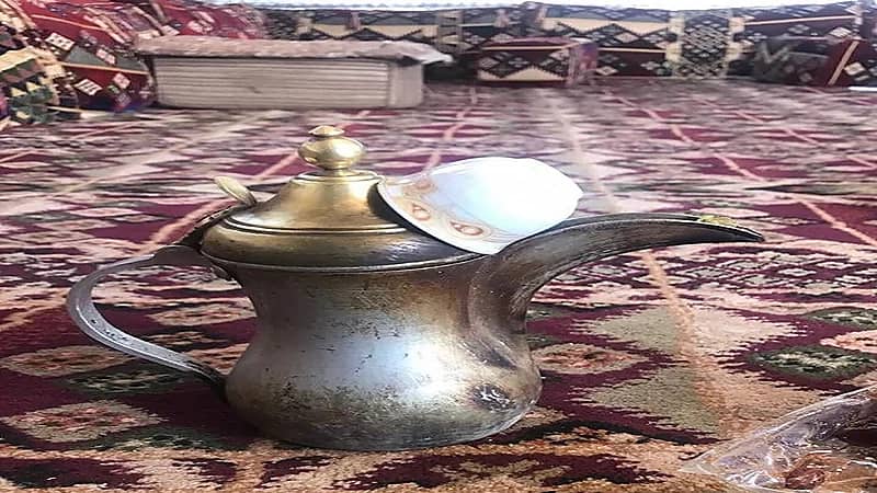 دلالة وضع فنجان القهوة العربية على "الدلة"