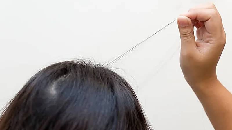 مصفف شعر يحذر من مخاطر نتف الشعر الرمادي