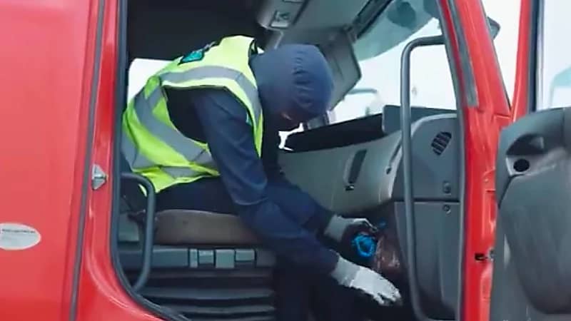 إحباط محاولة تهريب أكثر من 11 كيلو غرام من الشبو في منفذ البطحاء.. فيديو