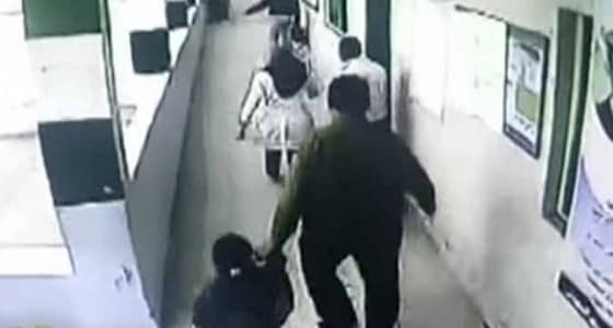 وكيل مدرسة يعتدي على معلمة أمام التلاميذ