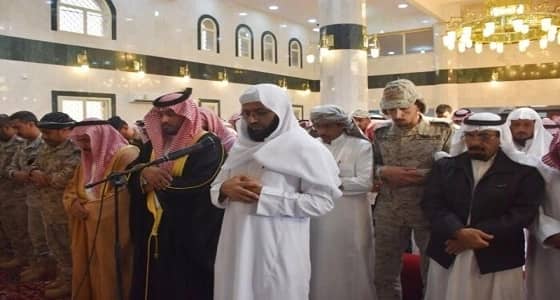 بالصور.. وكيل إمارة جازان يؤدي صلاة الميت علي " الفيفي "