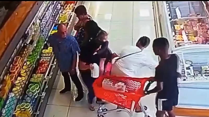 بالفيديو.. عائلة تتعاون على سرقة امرأة داخل مول تجاري