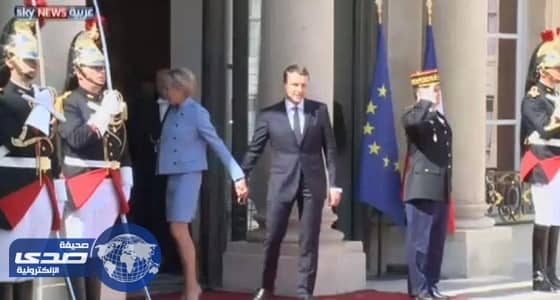 لحظة ارتباك للرئيس الفرنسي على أعتاب قصر الاليزيه