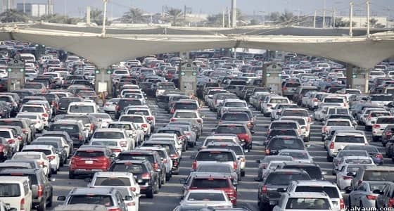 فيديو| حالة من التكدس المروري تشل منطقة عسير.. لهذا السبب