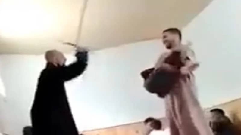 شاهد.. محفظ قرآن يُعذب الأطفال بعصا طويلة