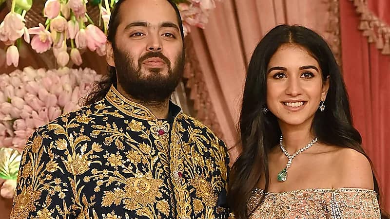 نجل أغنى رجل بالهند يفاجئ المشاهير بهدايا ثمينة خلال حفل زفافه.. فيديو