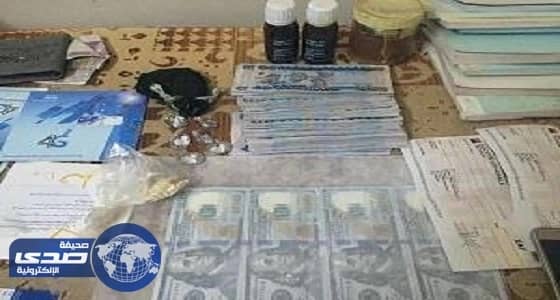 الإطاحة بموظفي بنك تورطوا مع عصابة في بيع وترويج العملات المزيفة