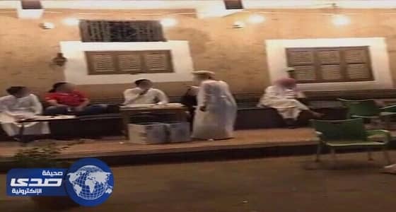 بالصور.. وافد يستغل أحد الشوارع لصالحه ويبيع فيه الكبدة بالطائف