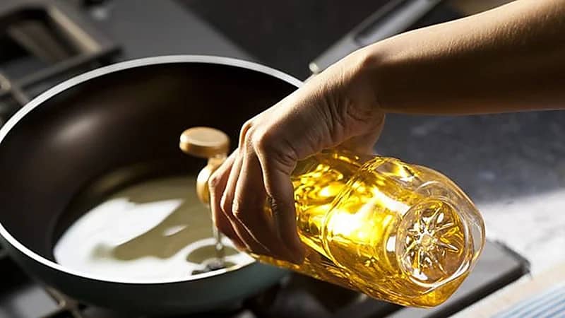 أضرار خطيرة لإعادة إستخدام زيت القلي منها مخاطر على الحامل