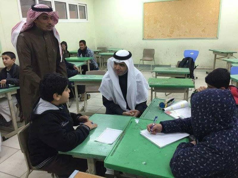 بالفيديو .. وزير التعليم يشارك طلاب إبتدائي العمل في حجرة الصف