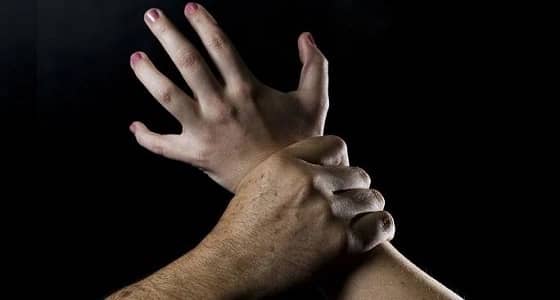 شاب يعتدي جنسياً على والدته عقب اتهامه بأغتصاب صديقته